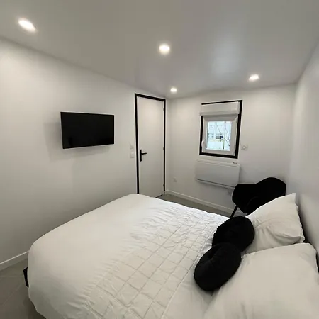 Welcome To The Black And White Apartment Villepinte (Seine-Saint-Denis)