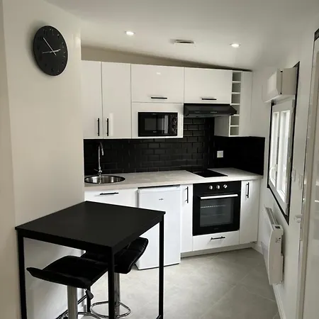Apartment Welcome To The Black And White Villepinte (Seine-Saint-Denis)